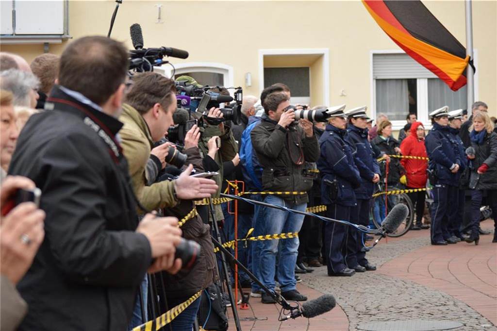 Warten auf den Bundespräsidenten.