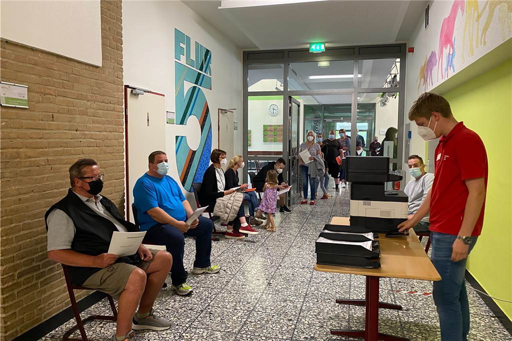 Mit Video: Spontane Impfung: Ascheberger bilden riesige Schlange vor der Profilschule Warten auf die Coronaimpfung: Für viele ist es die erste.