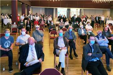 Warten auf Hengeler: Im Wahlstudio in der Stadthalle spannte die Auszählung im Wahlbezirk 17 das Publikum fast bis 21 Uhr auf die Folter.