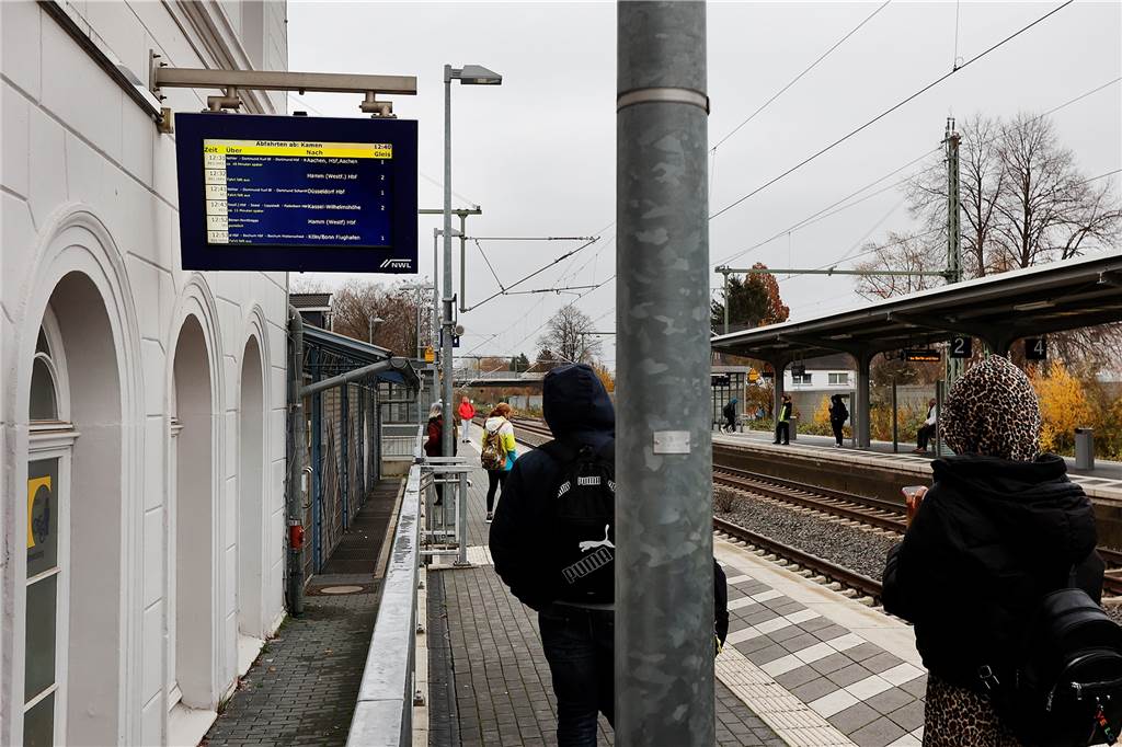 Ärger über weitere Zugausfälle in Kamen: „Das ist ein Wahnsinn“ Warten auf Züge, die nicht kommen. Am zweiten Tag der Verkehrsstörungen wuchs der Unmut auf dem Bahnsteig.