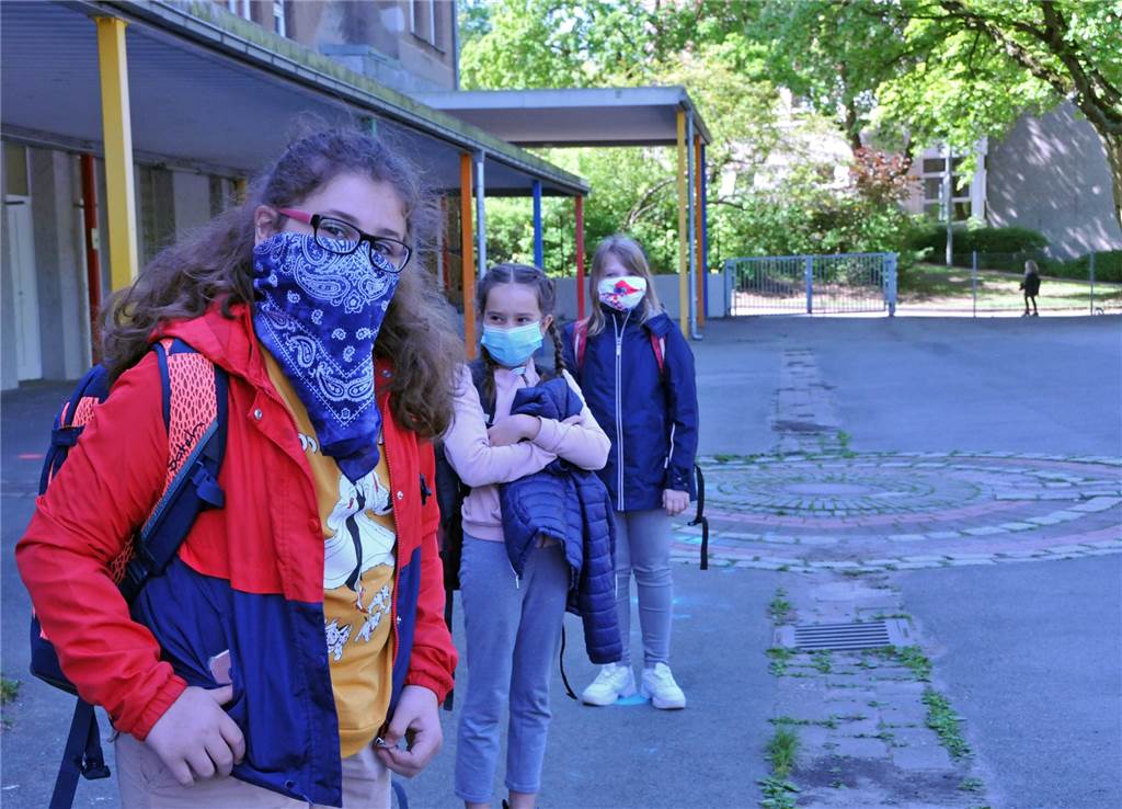 Grundschul-Neustart nach der Corona-Pause: Mundschutz statt Schultüte Warten mit Abstand und Mundschutz: Dortmunder Kinder am 7. Mai auf dem Schulhof der Kreuz-Grundschule.