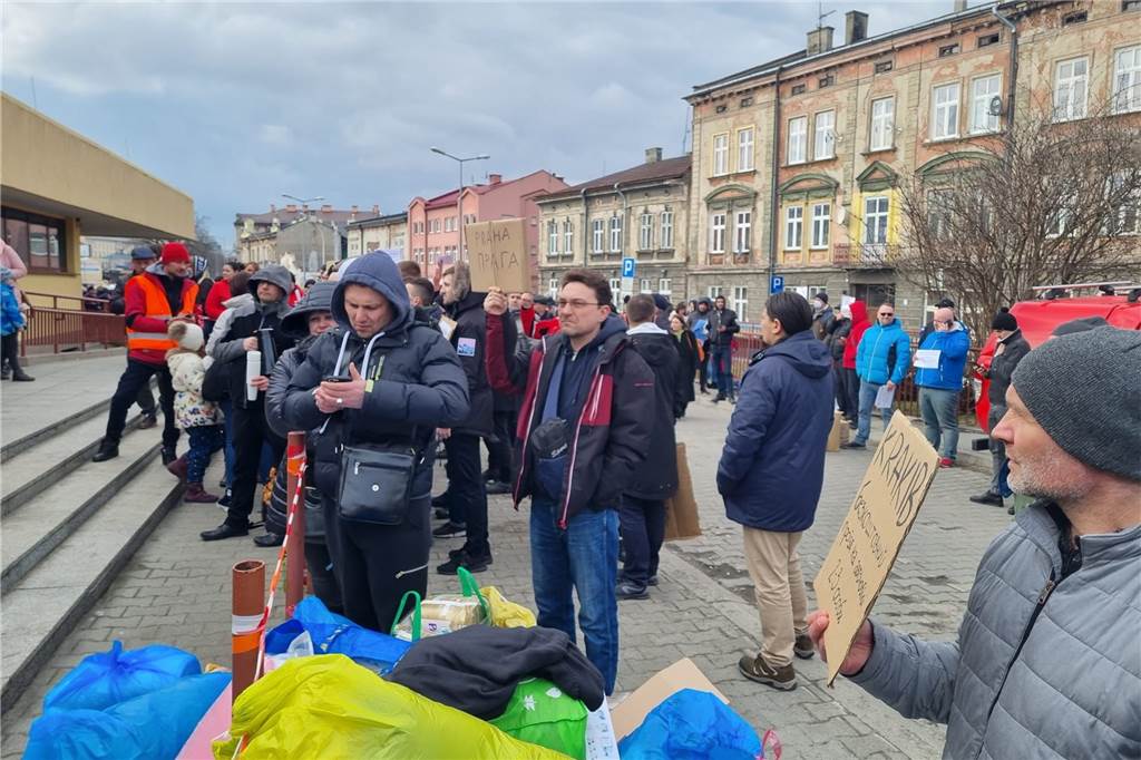 Beeindruckende Bilder: Hörder Geschäftsmann hilft an der Grenze zur Ukraine Wartende Menschen, die Spenden und Transportmöglichkeiten anbieten.