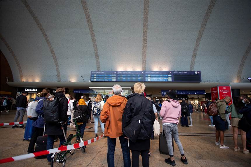 Großer Lokführer-Streik: Tagelang Zugausfälle auch in NRW - Pendler müssen improvisieren Wartende Reisende stehen vor dem Infoschalter der DB im Kölner Hauptbahnhof an. Ab Donnerstag wird in NRW erneut gestreikt.
