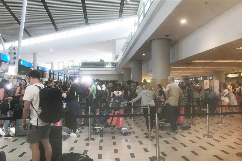 Wartenden Touristen im Flughafen von Kapstadt.