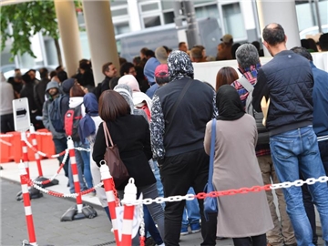 Warteschlange vor der Ausländerbehörde in Frankfurt am Main: Ausländer in Deutschland sind durchschnittlich 37 Jahre und sieben Monate alt und leben seit 15 Jahren und fünf Monaten in der Bundesrepublik. Foto: Arne Dedert/Symbolbild