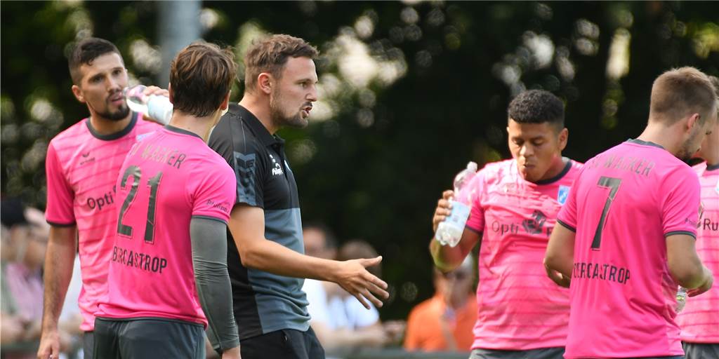 Jetzt muss ein dreckiger Sieg für den SV Wacker Obercastrop her Wartet mit seinen Spielern nah zwei Partien noch auf den ersten Saisonpunkt: Obercastrops neuer Coach Christian Mengert (dunkles Hemd).