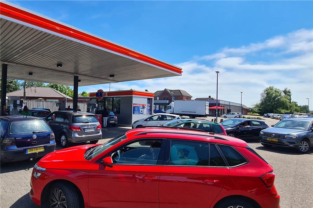 Mit Video: Tank-Chaos in Alstätte – Niederländer stürmen Zapfsäulen Wartezeit bis zur Zapfsäule? Am Freitagmittag gut und gern 30 Minuten.