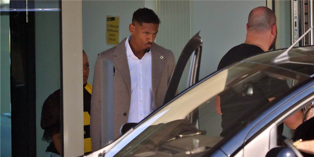 Terzic begrüßt BVB-Neuling Haller - doch auf den Vollzug müssen die Fans noch warten BVB-Neuzugang Sebastien Haller auf dem Weg zum Auto.