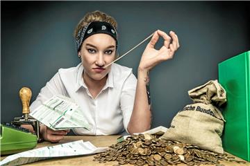 Warum Jacqueline nach der Schule beim Finanzamt gelandet ist und was sie da so macht, erzählt sie am 15. November im Henßler-Haus.