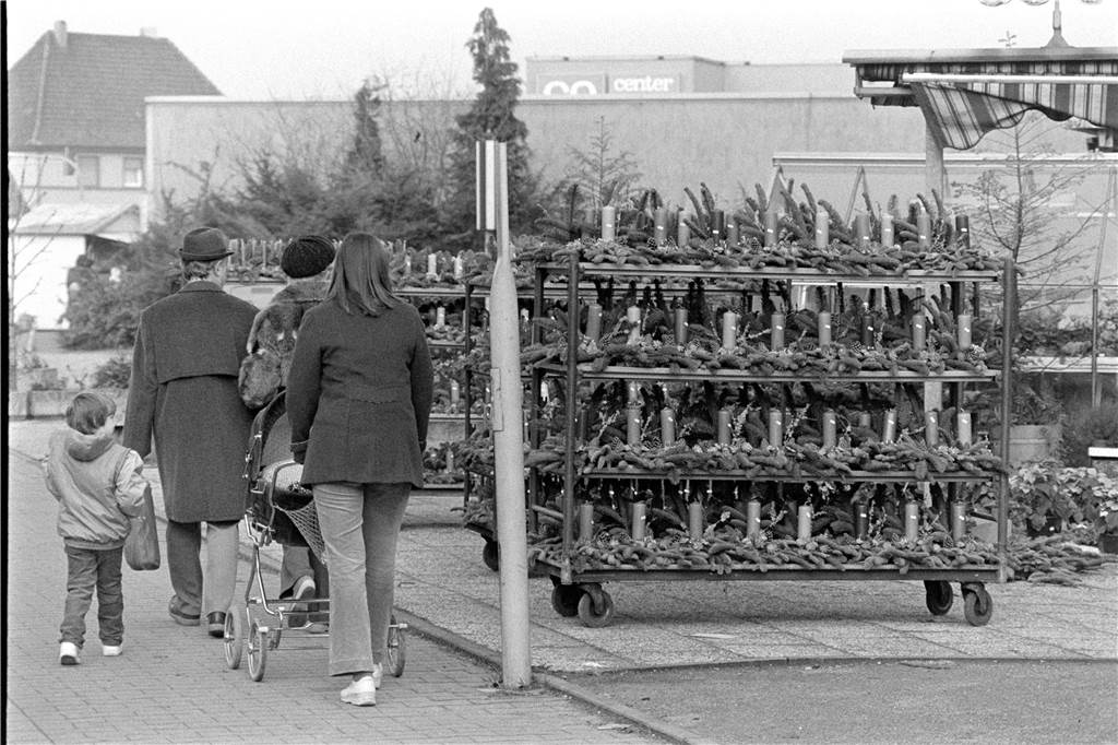 Was 1984, als das Foto entstand, und 2023 miteinander verbindet - außer der alle Jahre wieder aufkommenden Vorfreude aufs Weihnachtsfest? Sowohl damals als auch in diesem Jahr ist der erste Advent der 3. Dezember. 