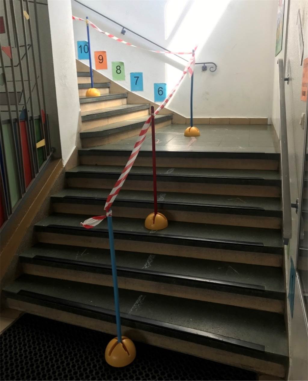 NRW wirft Grundschul-Plan um? Schulleiter aus Schwerte: Ich hab Puls Was aussieht wie ein Parcours für ein Spiel, ist in Wahrheit eine Orientierungs- und Abstand-Hilfe für die Grundschüler.