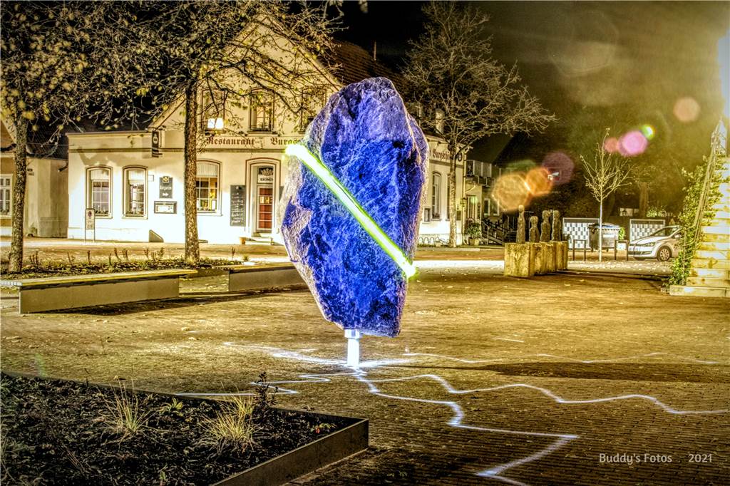 Mit Video: Hobby-Fotograf Christian Düsterhöft malt Bilder mit Taschenlampen Was aussieht wie mit Photoshop bearbeitet, ist in Wirklichkeit Lightpainting. Christian Düsterhöft hat den drehbaren Stein vor dem Rathaus mit blauem und grünem Licht in Szene gesetzt.