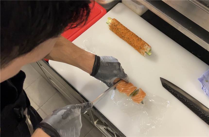 Sushi-Chef Daniel Takeshi gibt Tipps für das perfekte Sushi Was bei Sushi-Chef Daniel Takeshi ganz einfach ausschaut, wird für Grobmotoriker zur Herausforderung: Das Rollen beim Sushi.