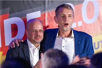 Was die AfD-Rechtsaußen Andreas Kalbitz (l.) und Björn Höcke mit dem Kreis Unna zu tun haben? Sie stehen sinnbildlich für den völkisch-nationalen Flügel ihrer Partei, dem auch AfD-Mitglieder aus dem Kreis anhängen. Ein innerparteilicher Bruch führte zum Scheitern der Reserveliste.