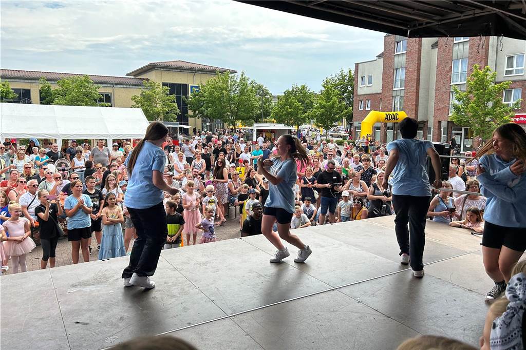 Stadtfest-Sonntag im Selmer Zentrum: So richtig was für Familien Was die jungen Musik- und Tanztalente auf der Bühne am Willy-Brandt-Platz boten, gefiel dem Publikum.