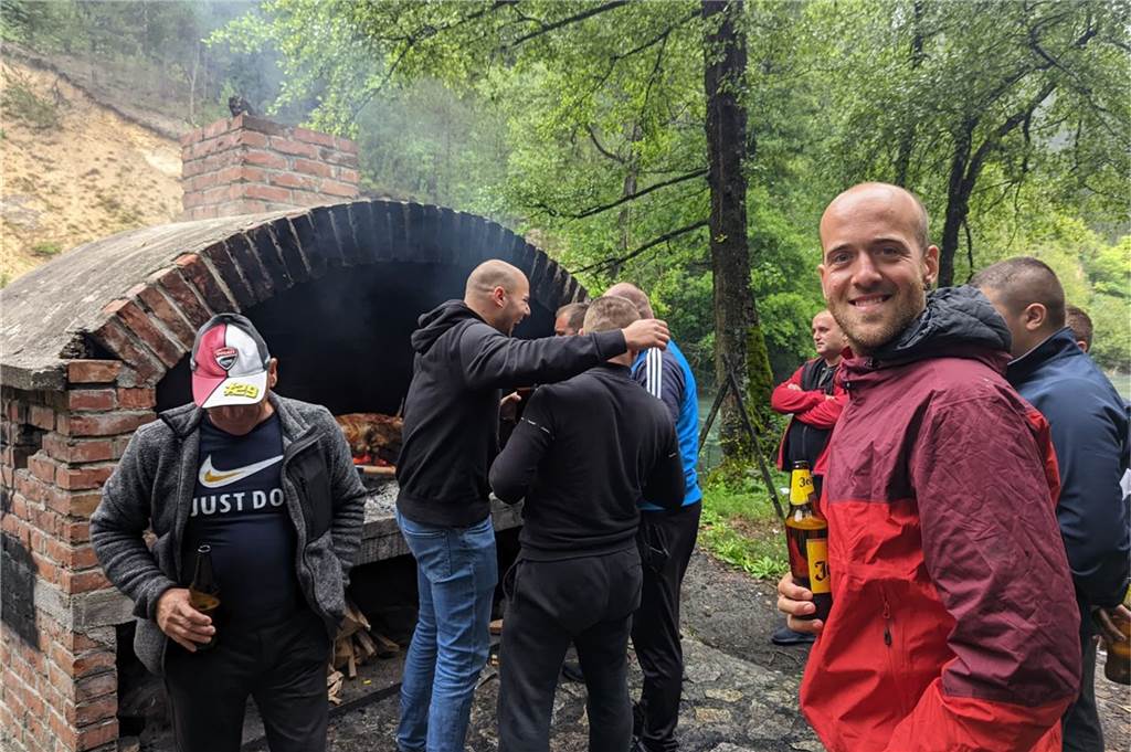 Unterwegs daheim: Endlich geht‘s dorthin, wo Marielle und Henning hinwollten Henning Vengels und mehrere weitere Menschen stehen vor einem Grill.