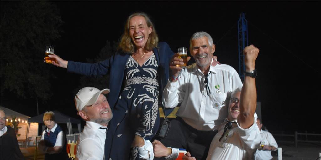Video und viele Fotos: Herbert Nathues ist Kaiser beim Runkelclub Wenningfeld Was für ein Abend in Wenningfeld: Nach 532 Schuss um kurz vor zehn ist Herbert Nahthues neuer Kaiser vom Runkelclub Wenningfeld und Irmgard Bengfort wird seine Kaiserin.