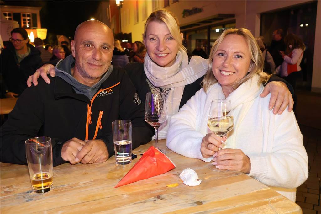 Was für ein Unterschied zum verregneten Auftakt: Während noch am Freitag gähnende Leere auf dem Marktplatz herrschte, kamen die Dorstener am Samstag trotz gelegentlicher Schauer in Scharen zum Herbstfest in die Innenstadt. Und abends gab es eine Party mit "Paradise At Midnight".
