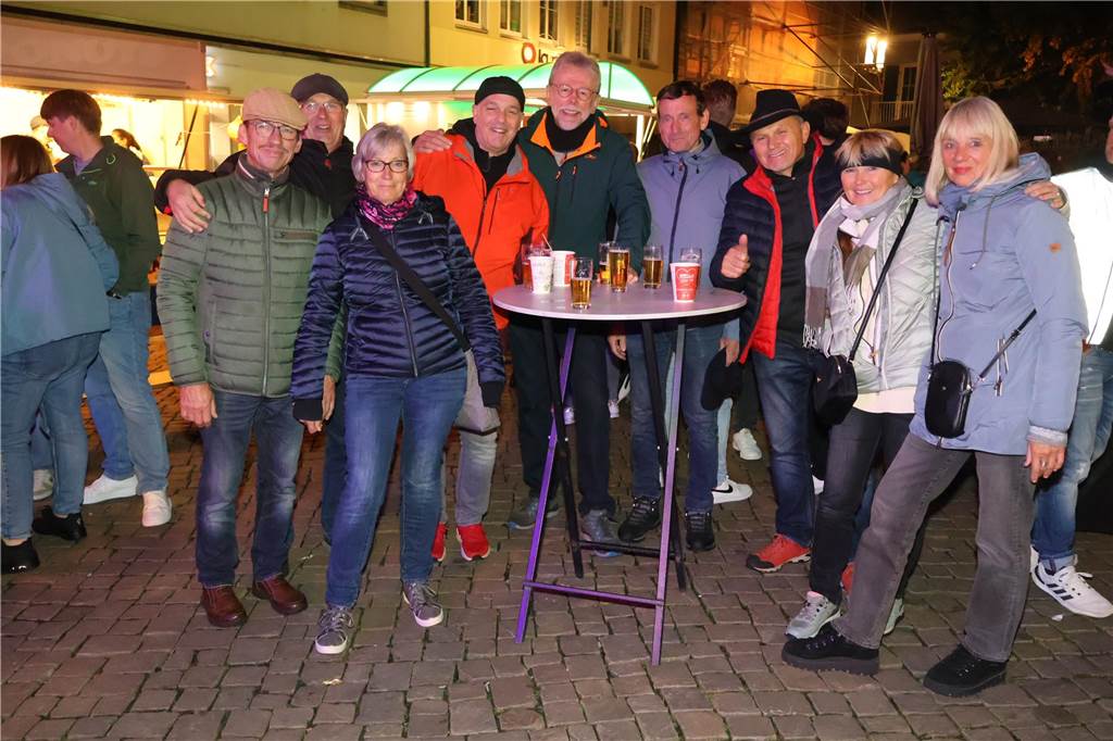 Was für ein Unterschied zum verregneten Auftakt: Während noch am Freitag gähnende Leere auf dem Marktplatz herrschte, kamen die Dorstener am Samstag trotz gelegentlicher Schauer in Scharen zum Herbstfest in die Innenstadt. Und abends gab es eine Party mit "Paradise At Midnight".