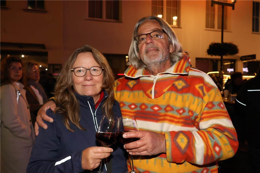 Was für ein Unterschied zum verregneten Auftakt: Während noch am Freitag gähnende Leere auf dem Marktplatz herrschte, kamen die Dorstener am Samstag trotz gelegentlicher Schauer in Scharen zum Herbstfest in die Innenstadt. Und abends gab es eine Party mit "Paradise At Midnight".