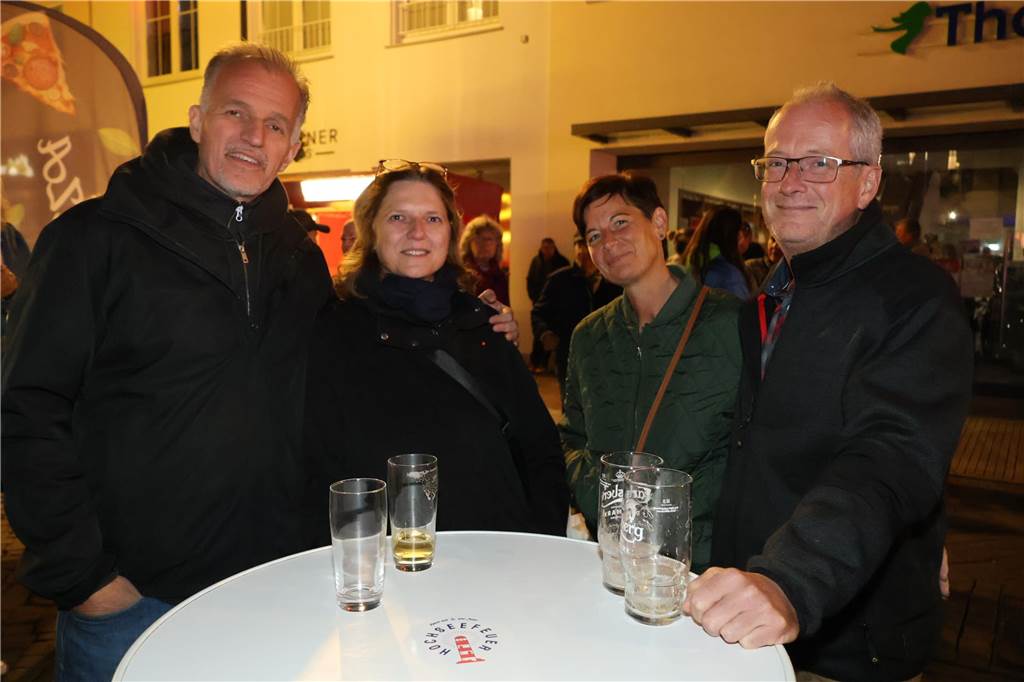 Was für ein Unterschied zum verregneten Auftakt: Während noch am Freitag gähnende Leere auf dem Marktplatz herrschte, kamen die Dorstener am Samstag trotz gelegentlicher Schauer in Scharen zum Herbstfest in die Innenstadt. Und abends gab es eine Party mit "Paradise At Midnight".