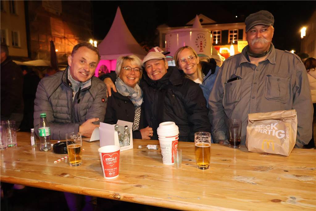 Was für ein Unterschied zum verregneten Auftakt: Während noch am Freitag gähnende Leere auf dem Marktplatz herrschte, kamen die Dorstener am Samstag trotz gelegentlicher Schauer in Scharen zum Herbstfest in die Innenstadt. Und abends gab es eine Party mit "Paradise At Midnight".
