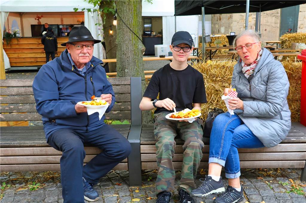 Was für ein Unterschied zum verregneten Auftakt: Während noch am Freitag gähnende Leere auf dem Marktplatz herrschte, kamen die Dorstener am Samstag trotz gelegentlicher Schauer in Scharen zum Herbstfest in die Innenstadt. Und abends gab es eine Party mit "Paradise At Midnight".