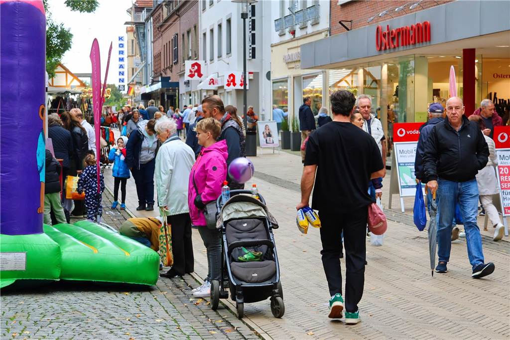Was für ein Unterschied zum verregneten Auftakt: Während noch am Freitag gähnende Leere auf dem Marktplatz herrschte, kamen die Dorstener am Samstag trotz gelegentlicher Schauer in Scharen zum Herbstfest in die Innenstadt. Und abends gab es eine Party mit "Paradise At Midnight".