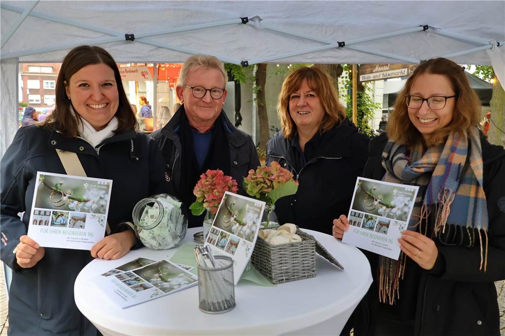 Was für ein Unterschied zum verregneten Auftakt: Während noch am Freitag gähnende Leere auf dem Marktplatz herrschte, kamen die Dorstener am Samstag trotz gelegentlicher Schauer in Scharen zum Herbstfest in die Innenstadt. Und abends gab es eine Party mit "Paradise At Midnight".
