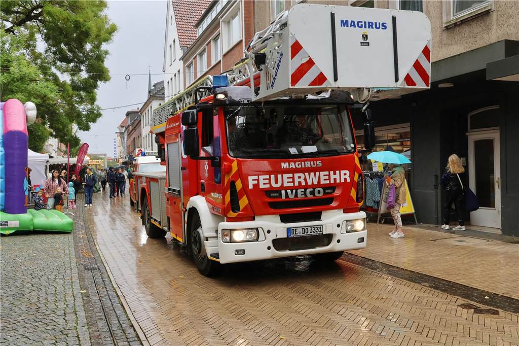 Was für ein Unterschied zum verregneten Auftakt: Während noch am Freitag gähnende Leere auf dem Marktplatz herrschte, kamen die Dorstener am Samstag trotz gelegentlicher Schauer in Scharen zum Herbstfest in die Innenstadt. Und abends gab es eine Party mit "Paradise At Midnight".