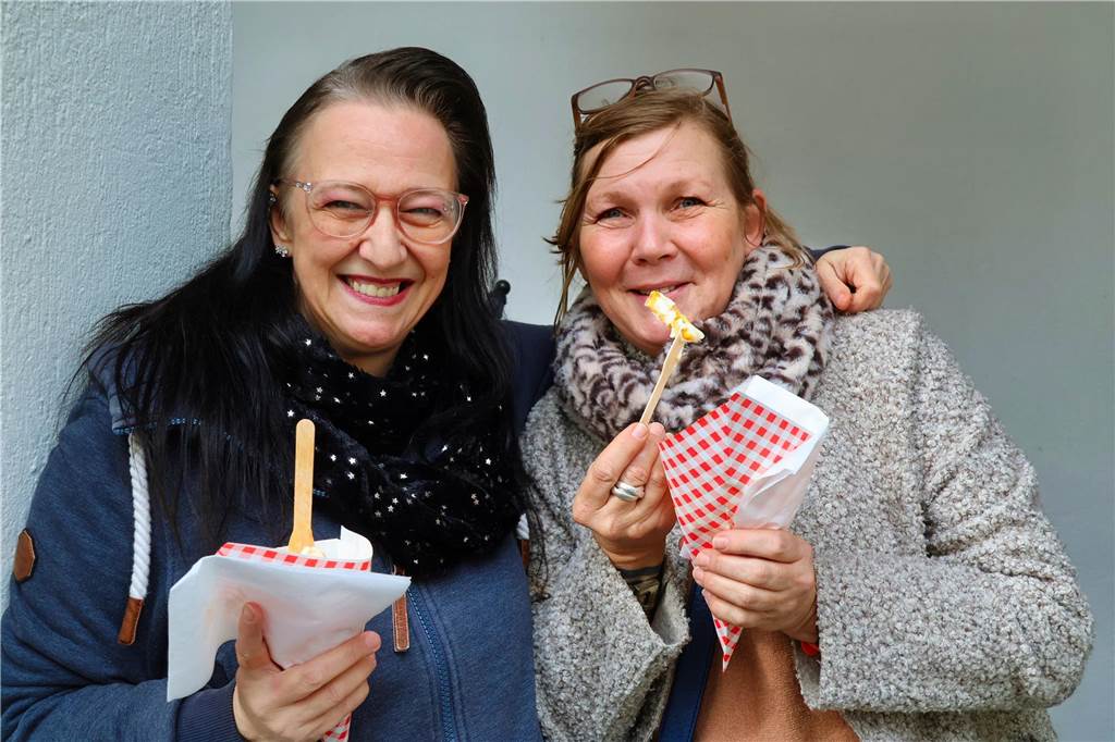 Was für ein Unterschied zum verregneten Auftakt: Während noch am Freitag gähnende Leere auf dem Marktplatz herrschte, kamen die Dorstener am Samstag trotz gelegentlicher Schauer in Scharen zum Herbstfest in die Innenstadt. Und abends gab es eine Party mit "Paradise At Midnight".