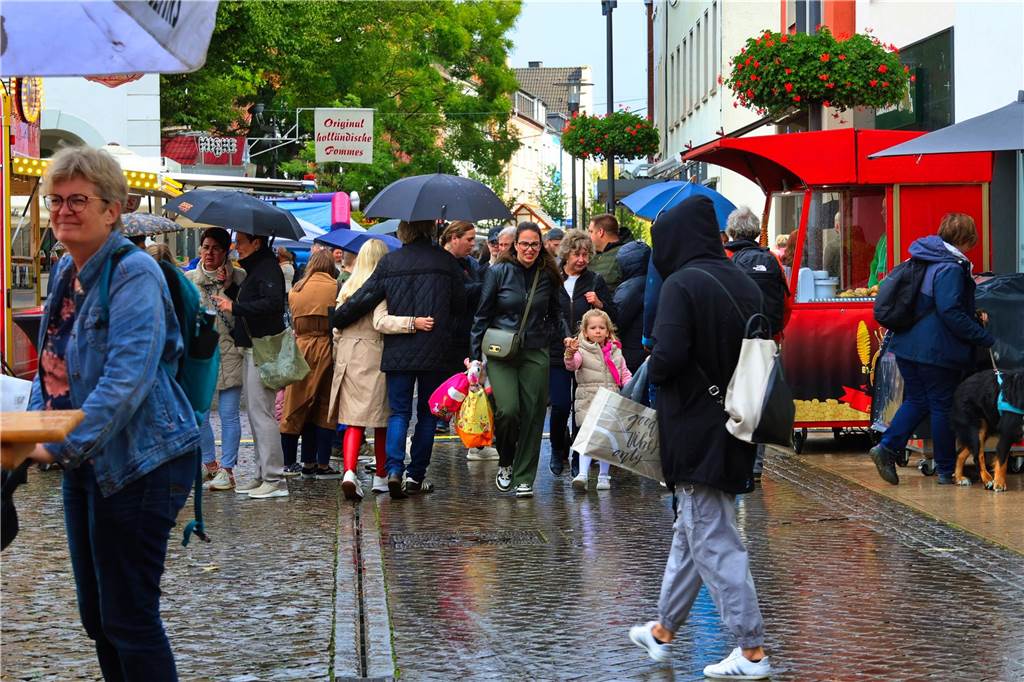Was für ein Unterschied zum verregneten Auftakt: Während noch am Freitag gähnende Leere auf dem Marktplatz herrschte, kamen die Dorstener am Samstag trotz gelegentlicher Schauer in Scharen zum Herbstfest in die Innenstadt. Und abends gab es eine Party mit "Paradise At Midnight".