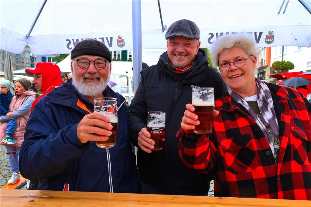 Was für ein Unterschied zum verregneten Auftakt: Während noch am Freitag gähnende Leere auf dem Marktplatz herrschte, kamen die Dorstener am Samstag trotz gelegentlicher Schauer in Scharen zum Herbstfest in die Innenstadt. Und abends gab es eine Party mit "Paradise At Midnight".