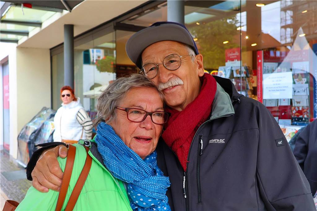 Was für ein Unterschied zum verregneten Auftakt: Während noch am Freitag gähnende Leere auf dem Marktplatz herrschte, kamen die Dorstener am Samstag trotz gelegentlicher Schauer in Scharen zum Herbstfest in die Innenstadt. Und abends gab es eine Party mit "Paradise At Midnight".
