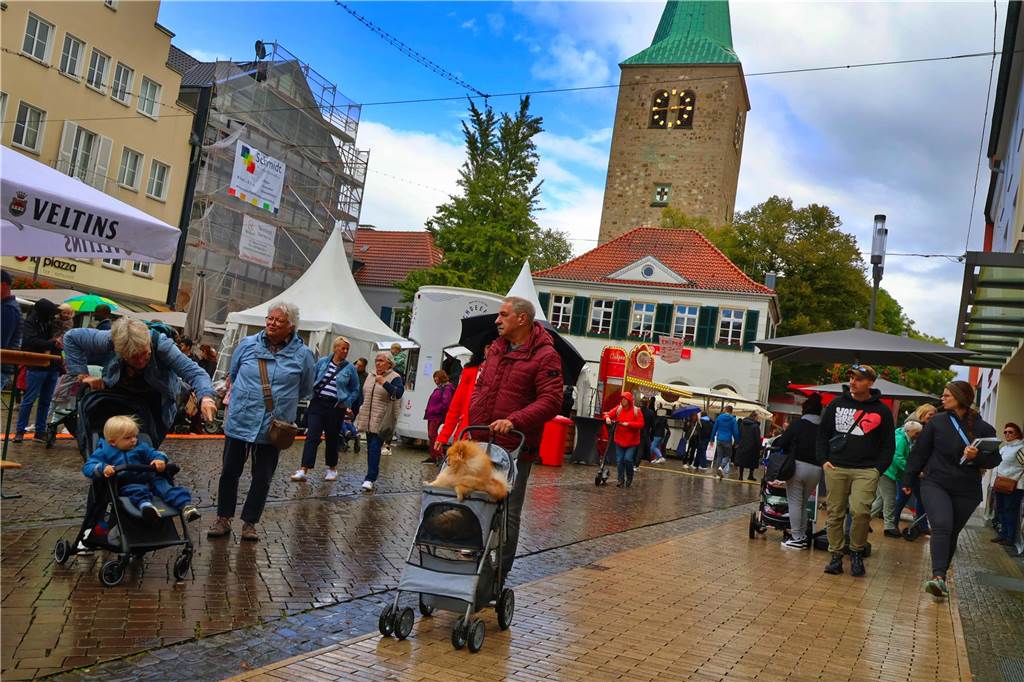 Was für ein Unterschied zum verregneten Auftakt: Während noch am Freitag gähnende Leere auf dem Marktplatz herrschte, kamen die Dorstener am Samstag trotz gelegentlicher Schauer in Scharen zum Herbstfest in die Innenstadt. Und abends gab es eine Party mit "Paradise At Midnight".