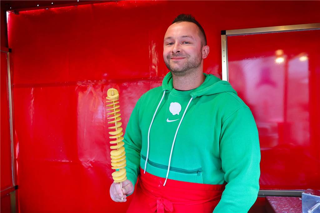 Was für ein Unterschied zum verregneten Auftakt: Während noch am Freitag gähnende Leere auf dem Marktplatz herrschte, kamen die Dorstener am Samstag trotz gelegentlicher Schauer in Scharen zum Herbstfest in die Innenstadt. Und abends gab es eine Party mit "Paradise At Midnight".