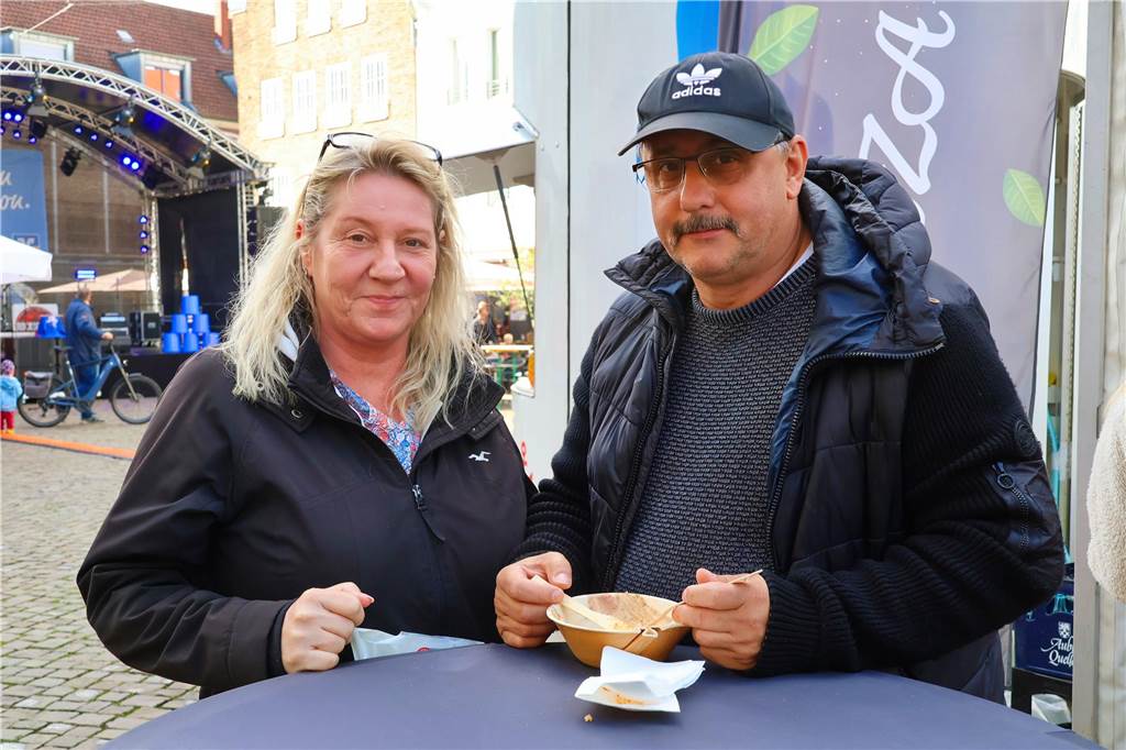 Was für ein Unterschied zum verregneten Auftakt: Während noch am Freitag gähnende Leere auf dem Marktplatz herrschte, kamen die Dorstener am Samstag trotz gelegentlicher Schauer in Scharen zum Herbstfest in die Innenstadt. Und abends gab es eine Party mit "Paradise At Midnight".