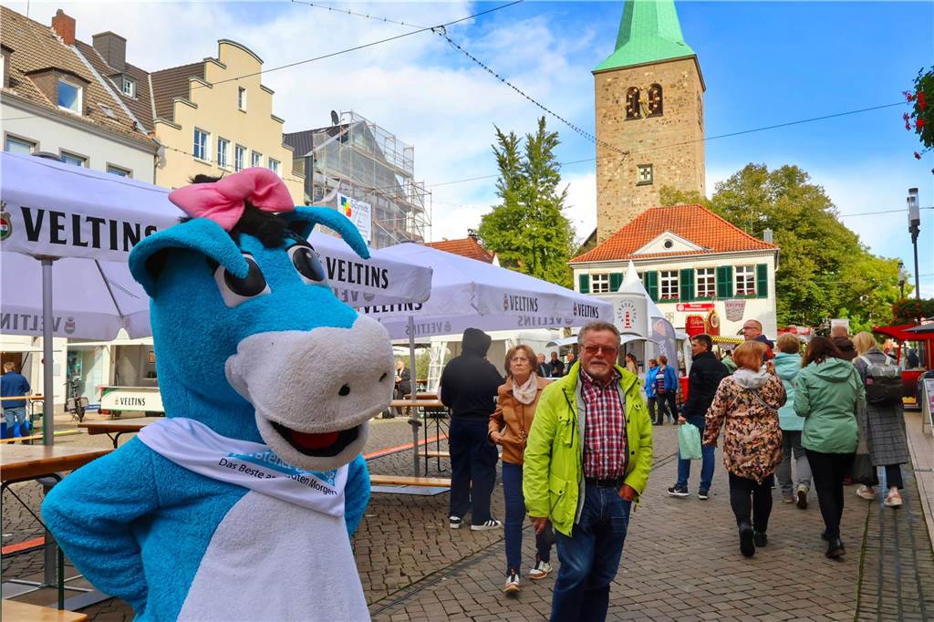 Was für ein Unterschied zum verregneten Auftakt: Während noch am Freitag gähnende Leere auf dem Marktplatz herrschte, kamen die Dorstener am Samstag trotz gelegentlicher Schauer in Scharen zum Herbstfest in die Innenstadt. Und abends gab es eine Party mit "Paradise At Midnight".