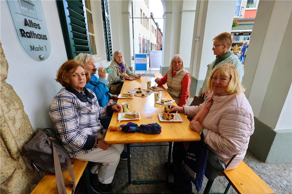 Was für ein Unterschied zum verregneten Auftakt: Während noch am Freitag gähnende Leere auf dem Marktplatz herrschte, kamen die Dorstener am Samstag trotz gelegentlicher Schauer in Scharen zum Herbstfest in die Innenstadt. Und abends gab es eine Party mit "Paradise At Midnight".