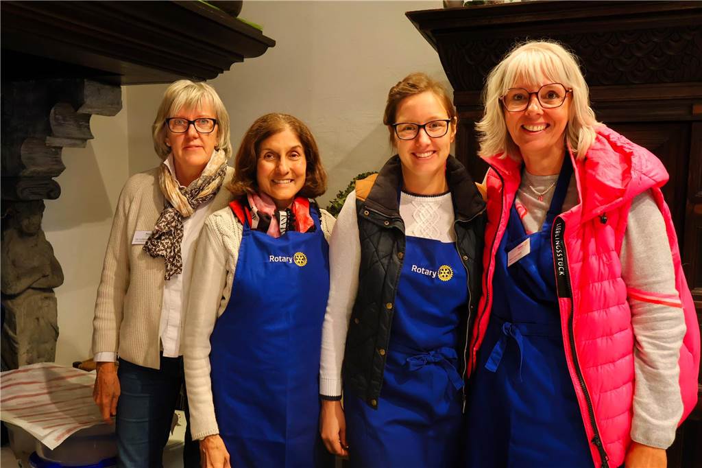 Was für ein Unterschied zum verregneten Auftakt: Während noch am Freitag gähnende Leere auf dem Marktplatz herrschte, kamen die Dorstener am Samstag trotz gelegentlicher Schauer in Scharen zum Herbstfest in die Innenstadt. Und abends gab es eine Party mit "Paradise At Midnight".