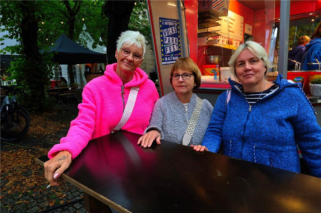 Was für ein Unterschied zum verregneten Auftakt: Während noch am Freitag gähnende Leere auf dem Marktplatz herrschte, kamen die Dorstener am Samstag trotz gelegentlicher Schauer in Scharen zum Herbstfest in die Innenstadt. Und abends gab es eine Party mit "Paradise At Midnight".
