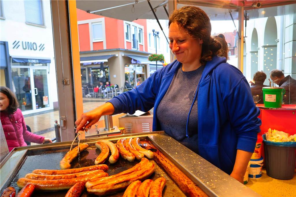 Was für ein Unterschied zum verregneten Auftakt: Während noch am Freitag gähnende Leere auf dem Marktplatz herrschte, kamen die Dorstener am Samstag trotz gelegentlicher Schauer in Scharen zum Herbstfest in die Innenstadt. Und abends gab es eine Party mit "Paradise At Midnight".