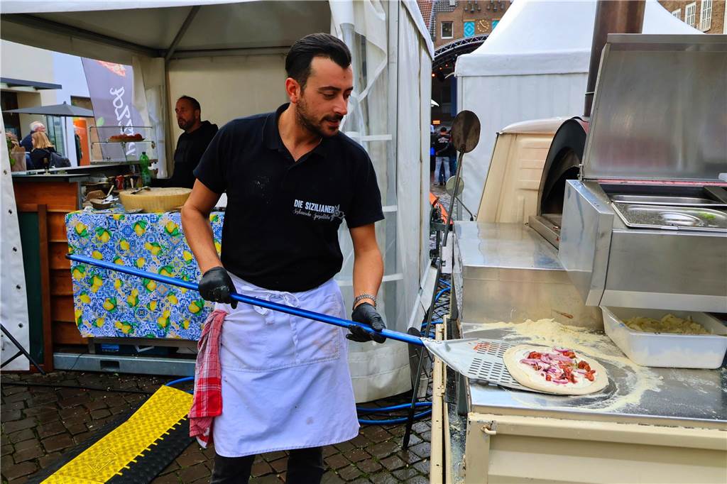 Was für ein Unterschied zum verregneten Auftakt: Während noch am Freitag gähnende Leere auf dem Marktplatz herrschte, kamen die Dorstener am Samstag trotz gelegentlicher Schauer in Scharen zum Herbstfest in die Innenstadt. Und abends gab es eine Party mit "Paradise At Midnight".