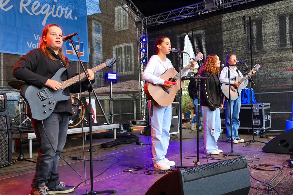 Was für ein Unterschied zum verregneten Auftakt: Während noch am Freitag gähnende Leere auf dem Marktplatz herrschte, kamen die Dorstener am Samstag trotz gelegentlicher Schauer in Scharen zum Herbstfest in die Innenstadt. Und abends gab es eine Party mit "Paradise At Midnight".