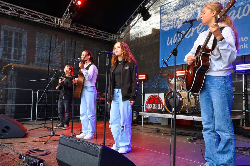 Was für ein Unterschied zum verregneten Auftakt: Während noch am Freitag gähnende Leere auf dem Marktplatz herrschte, kamen die Dorstener am Samstag trotz gelegentlicher Schauer in Scharen zum Herbstfest in die Innenstadt. Und abends gab es eine Party mit "Paradise At Midnight".