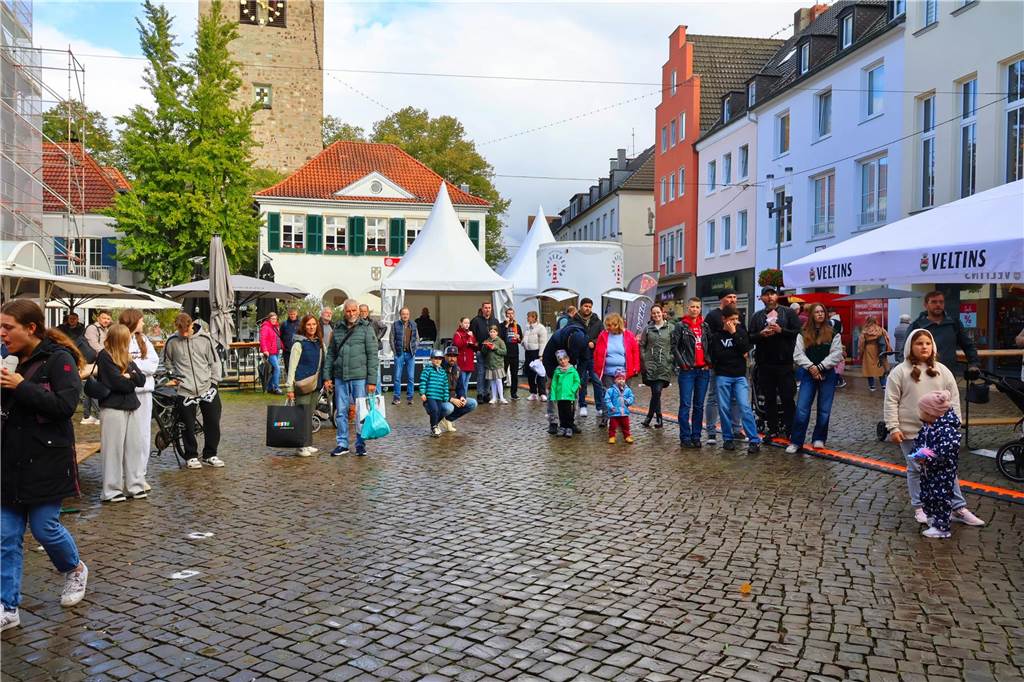 Was für ein Unterschied zum verregneten Auftakt: Während noch am Freitag gähnende Leere auf dem Marktplatz herrschte, kamen die Dorstener am Samstag trotz gelegentlicher Schauer in Scharen zum Herbstfest in die Innenstadt. Und abends gab es eine Party mit "Paradise At Midnight".