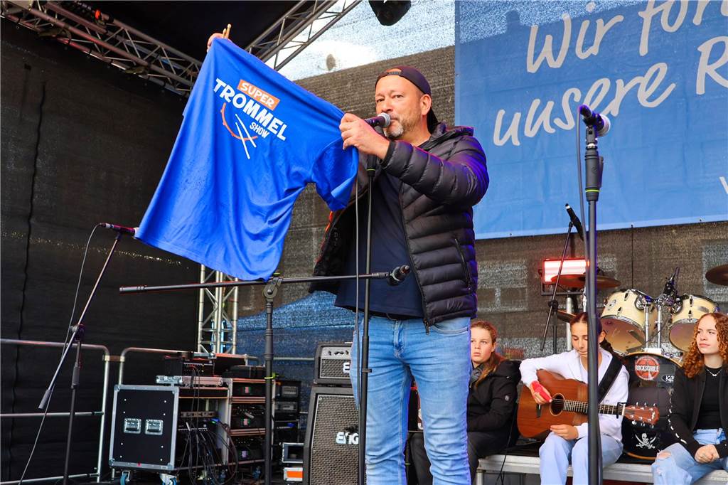 Was für ein Unterschied zum verregneten Auftakt: Während noch am Freitag gähnende Leere auf dem Marktplatz herrschte, kamen die Dorstener am Samstag trotz gelegentlicher Schauer in Scharen zum Herbstfest in die Innenstadt. Und abends gab es eine Party mit "Paradise At Midnight".