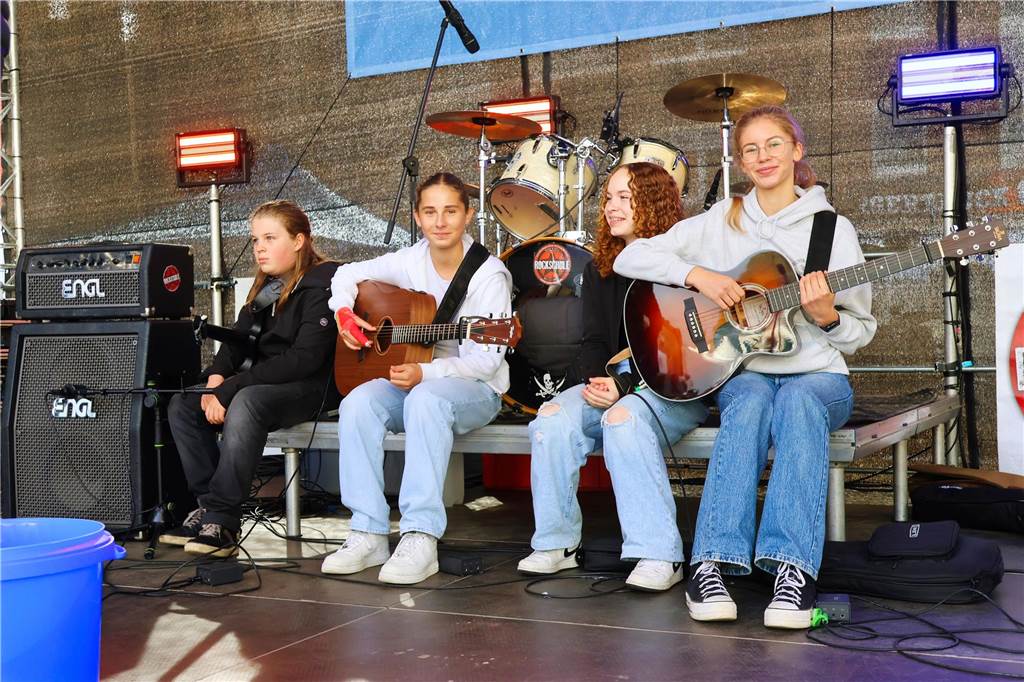 Was für ein Unterschied zum verregneten Auftakt: Während noch am Freitag gähnende Leere auf dem Marktplatz herrschte, kamen die Dorstener am Samstag trotz gelegentlicher Schauer in Scharen zum Herbstfest in die Innenstadt. Und abends gab es eine Party mit "Paradise At Midnight".