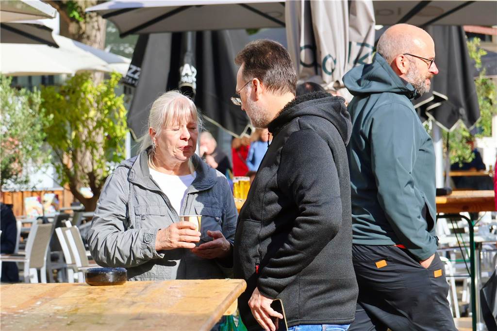 Was für ein Unterschied zum verregneten Auftakt: Während noch am Freitag gähnende Leere auf dem Marktplatz herrschte, kamen die Dorstener am Samstag trotz gelegentlicher Schauer in Scharen zum Herbstfest in die Innenstadt. Und abends gab es eine Party mit "Paradise At Midnight".