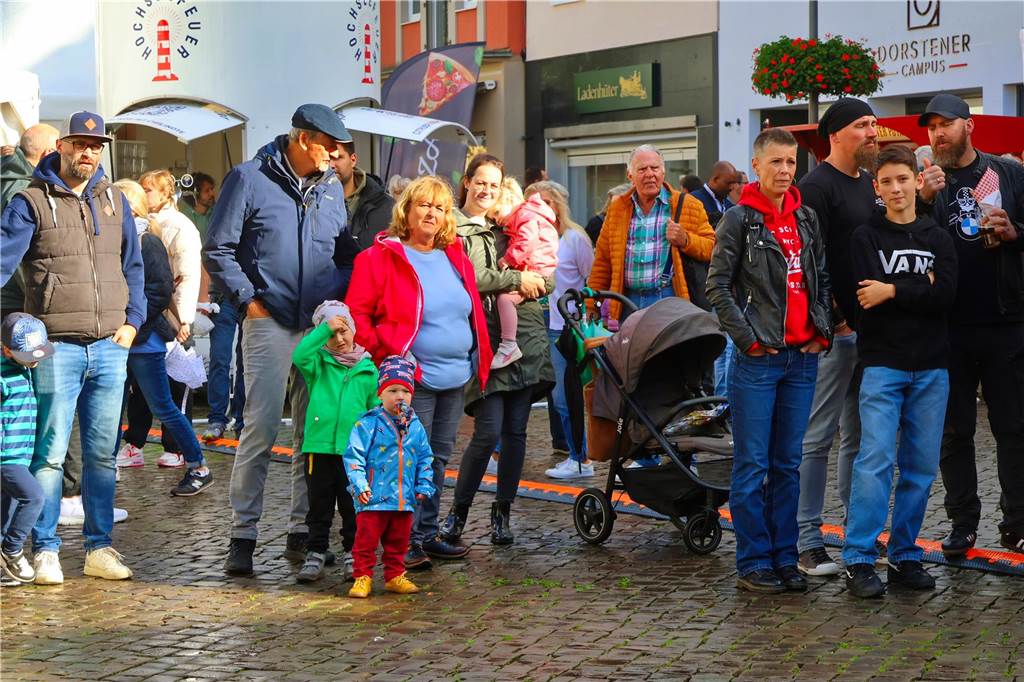 Was für ein Unterschied zum verregneten Auftakt: Während noch am Freitag gähnende Leere auf dem Marktplatz herrschte, kamen die Dorstener am Samstag trotz gelegentlicher Schauer in Scharen zum Herbstfest in die Innenstadt. Und abends gab es eine Party mit "Paradise At Midnight".